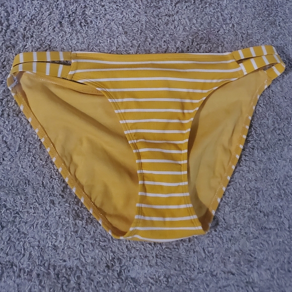 Bikini - Picture 2 of 2